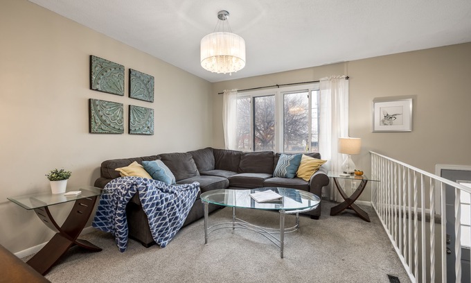 Midway House | Comfortable Home Ideal for Groups & Families!