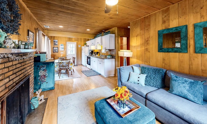 Joseph Cabin | Comfortable Home w/ Gas Fireplace, WiFi & Backyard - Close to Lake Activities