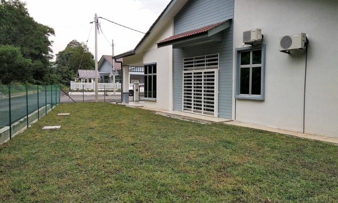 Ayer Molek House | Comfortable house with good access, parking space & 5 minutes drive to Town only