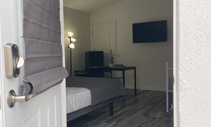 Port Saint Lucie Apartment | Comfortable king studio