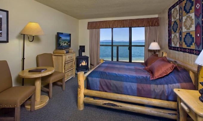 South Lake Tahoe House | Comfortable Stay! On-site Pool, FREE Parking Near Emerald Bay State Park!