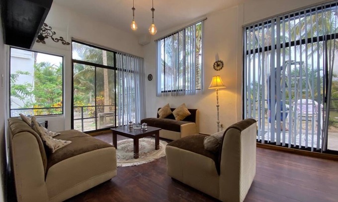 Mompiche House | Comfortable villa between palm trees facing the sea.