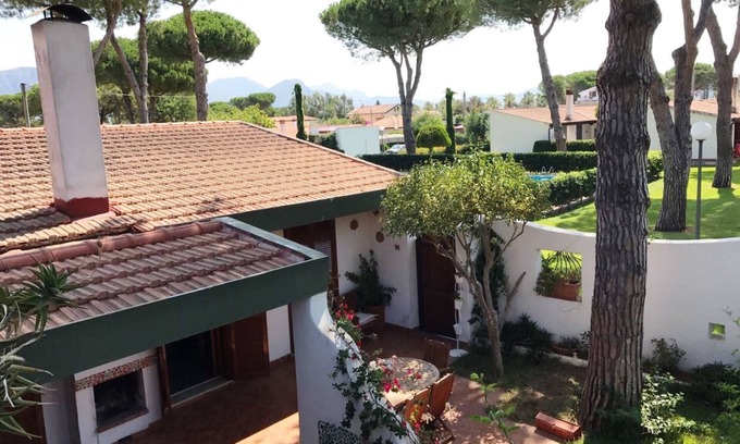 Laura House | Comfortable villa with shared swimming pool surrounded by greenery near the sea