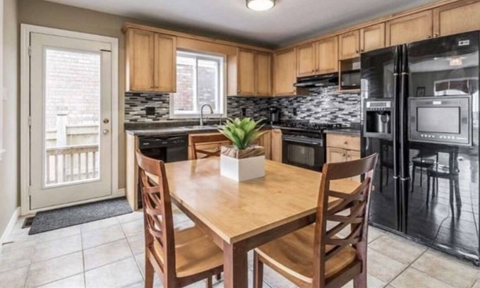 Orangeville House | Comfy 3 bedroom house with fireplace