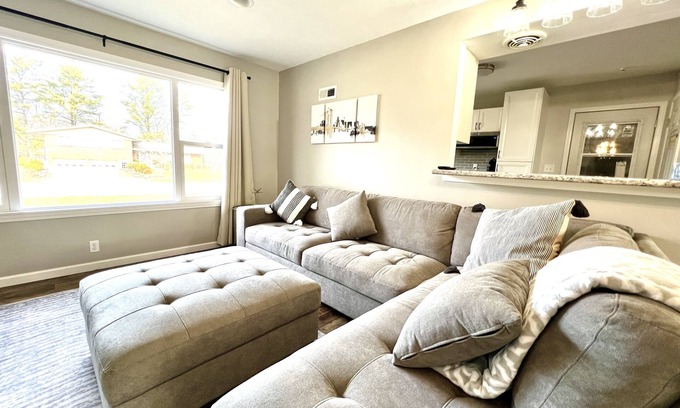 West Lafayette House | Comfy 3Bd House with Arcade, Ping Pong, Fire Pit, Walk to Purdue, Golf, Sports!