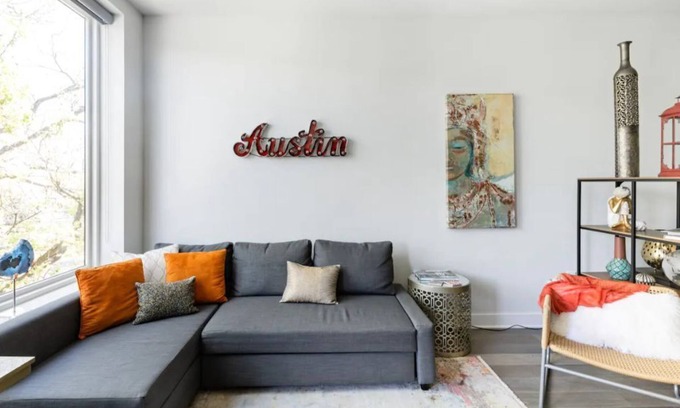 Holly Condo | Comfy Bijou Studio in Trendy East Austin