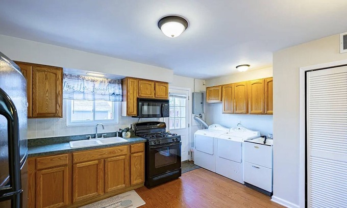 Brook Park House | Comfy CLE townhouse 4 min from CLE airport