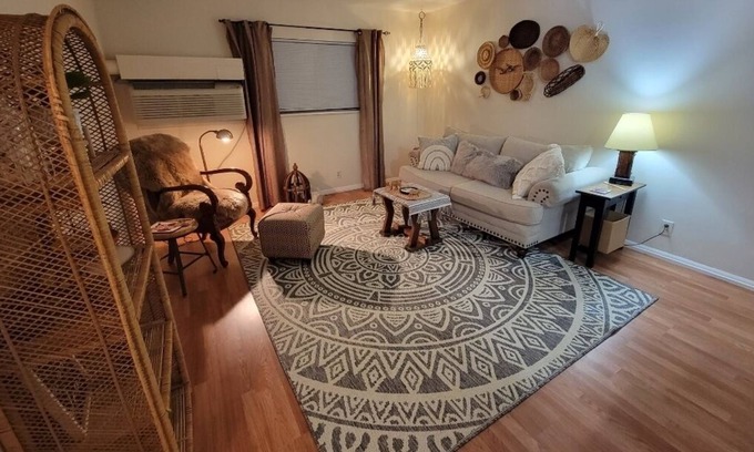 St. Joseph Apartment | Comfy & Cosey. Ground level Appartment. Only 2.5 miles from Mosaic.