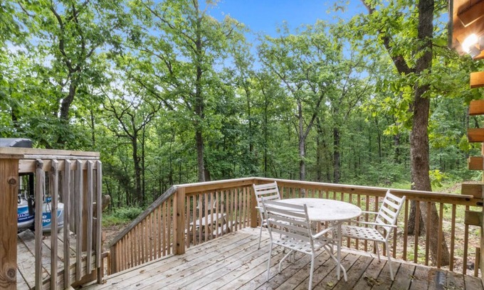 Eldon Cabin | Comfy dog-friendly cabin with fireplace, washer/dryer, gas grill & deck