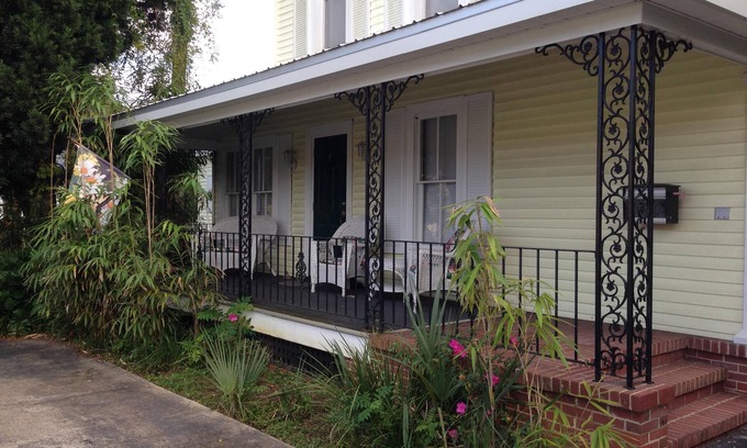 DeLand Apartment | Comfy King, queen pullout, relaxing front Porch, Short Walk To Downtown
