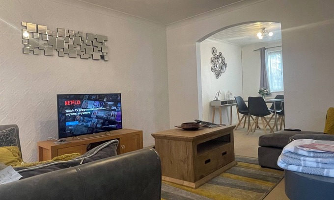Letchworth House | Comfy letchworth Apartment by Leecroft Stays