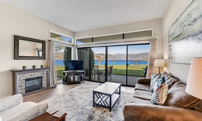 Chelan Condo | Comfy Lakefront Condo with Water Views, Shared Pool & Hot Tub