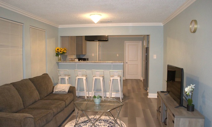 Fillmore House | Comfy Pet-Friendly 2-bedroom house in vibrant New Orleans with WiFi, AC