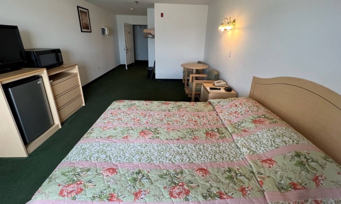 Renault Bed & Breakfast | Comfy Petite Queen Suite in the Heart of Red Bud!