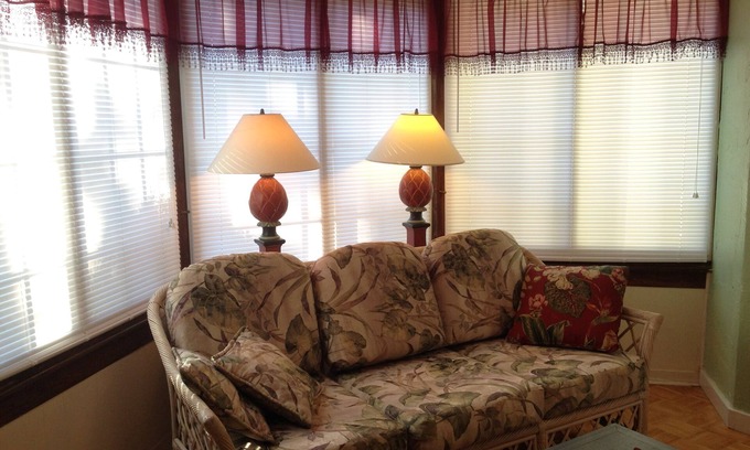 DeLand Apartment | Comfy Queen large 1/1, Near Stetson, Sky Diving, St Johns River, racing, beach