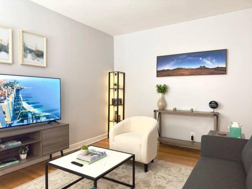 West Ridge Apartment | Comfy Retreat In Rogers Park, Prime Location!