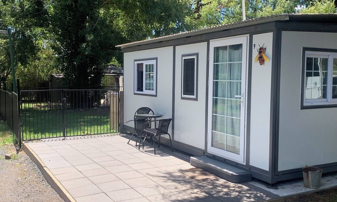 Glen Innes Apartment | Comfy studio units on 10 acres of free space and only 5 minutes walk to CBD