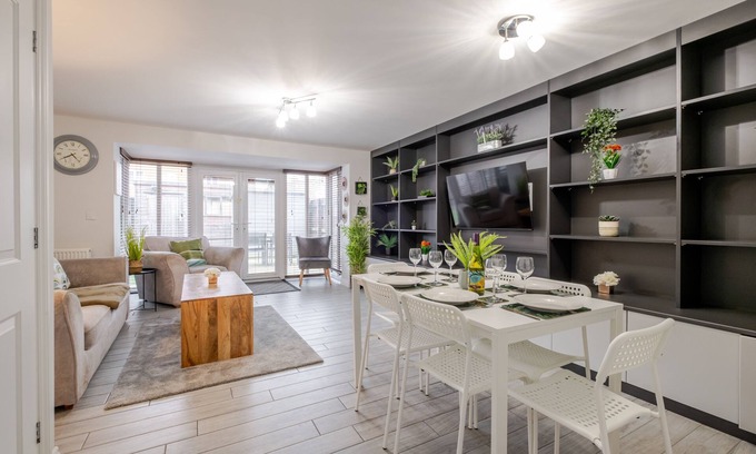 Kempston House | Comfy & stylish 4 bed house