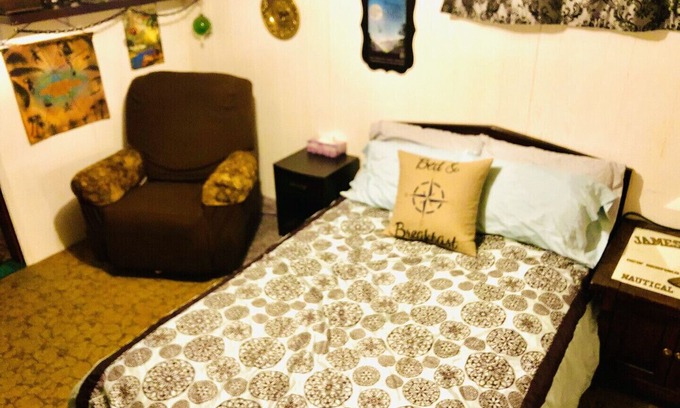 Robson House | comfy, Unique, fun suite, full kitchen, 2 bedrooms, patio, fire pit smoking area