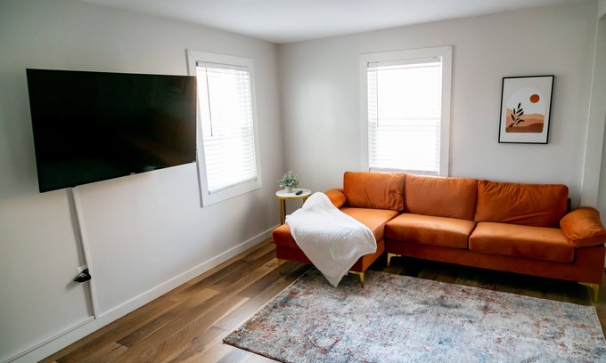 East Orange House | Comfy with Free Parking, 2 beds Near Airport, Park/Hospital!