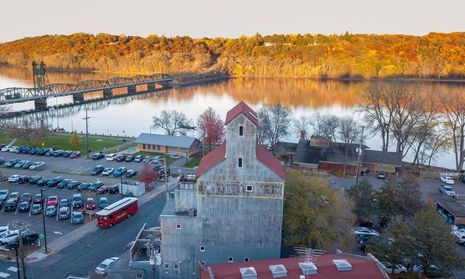 Stillwater Apartment | Commander-North Bin. DT Stillwater. River Views!