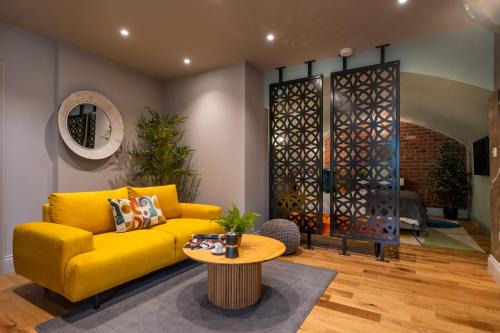 Worcester Apartment | Commandery Vaults - Luxury Apartment in City Centre with SKY TV