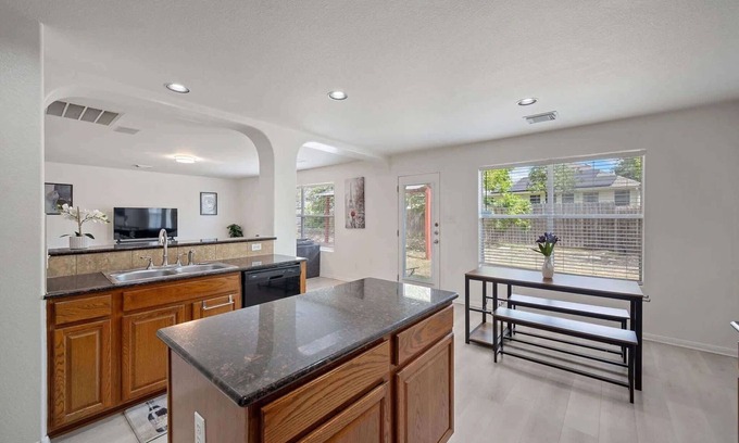 McNeil House | *CommunityPool*Huge Backyard*PetFriendly