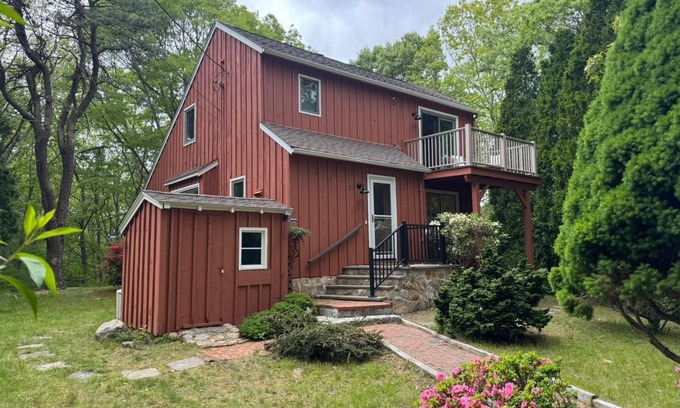 Westerly House | Completely renovated, finished just this April of 2025 & 5 minutes to the beach!