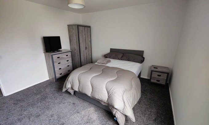 Runcorn House | Completely Renovated House with 4 Double Beds