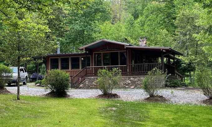 Clarkesville Cabin | Cona LaPrade Cabin - located next to LaPrade's Marina on beautiful Lake Burton.