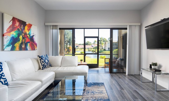 Central Naples Condo | Condo 2 Bedrooms 2 Baths Pool 6 min to Beaches Downtown Restaurants Shopping