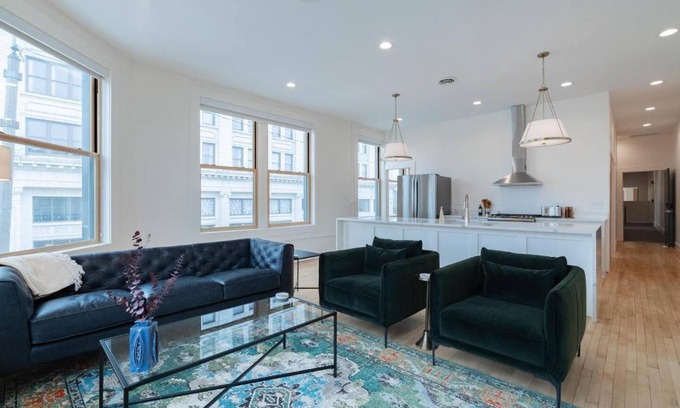 Van Buren House | 'condo A' Gallery Suite - Downtown Marion