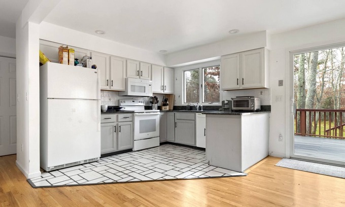 Hampton Bays House | Contemporary Hampton Bays home on one acre of manicured lawn, private pool,.