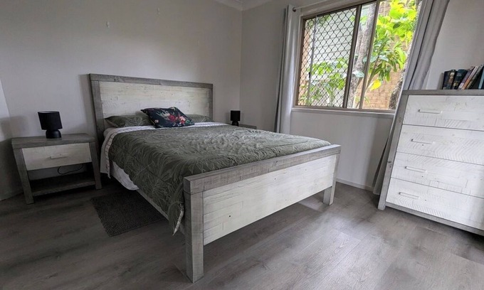 Loganlea House | Convenient, great value 2BR Flat @Loganlea, close to Brisbane & Gold Coast