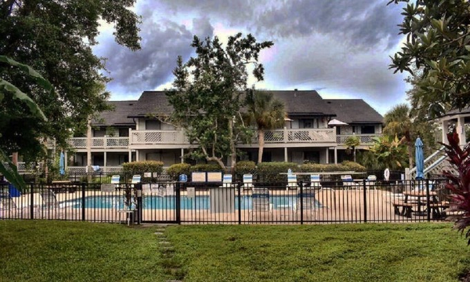 Saint Simons Heights Condo | Convenient location with tasteful decorated condo with many amenities