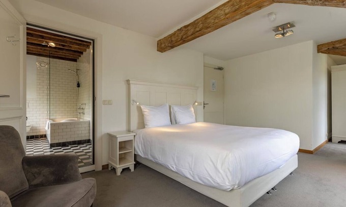 Baarlo Hotel | Convenient Location with Free Parking, Free Dining! Close to Kasteel D'Erp!