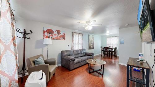 Dupont House | Convenient One bedroom with king bed near DIA