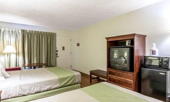 Edgewood House | Convenient Room for Travelers w/Breakfast & Pet-Friendly Accommodations