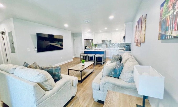 Metairie Apartment | Conveniently Located Contemporary 6 Bed/6 Bath 15 Min to Downtown