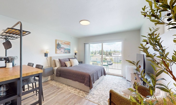 Evergreen Apartment | Conveniently located condo with full kitchen, W/D & TV's
