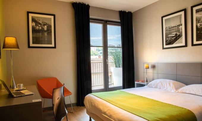 9th Arrondissement Hotel | Conveniently To Excellent Transportation! Pets are Allowed, Onsite Parking!