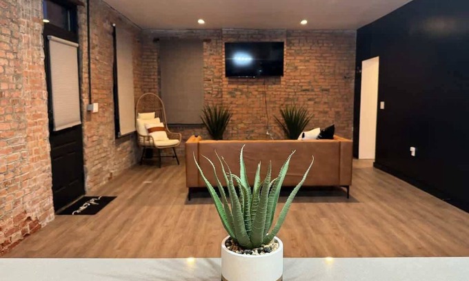 Italian Village House | Convention – Parking Free – King Bed - Short North