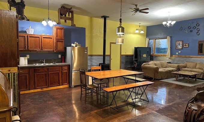 Brownstown House | Converted Barn to your comfy get away, close to Yakima/Naches. FarmnStay Tieton