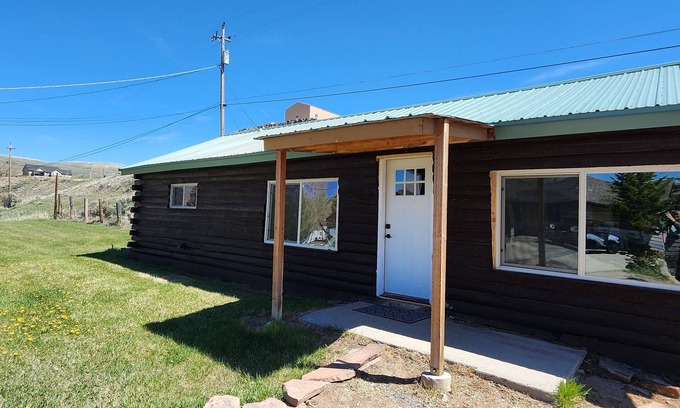 Diamondville Cabin | Cookie's Cabin is a charming little cabin in adventurous Kemmerer!