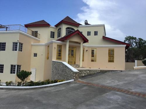 Discovery Bay House | Cool Breeze Discovery Bay