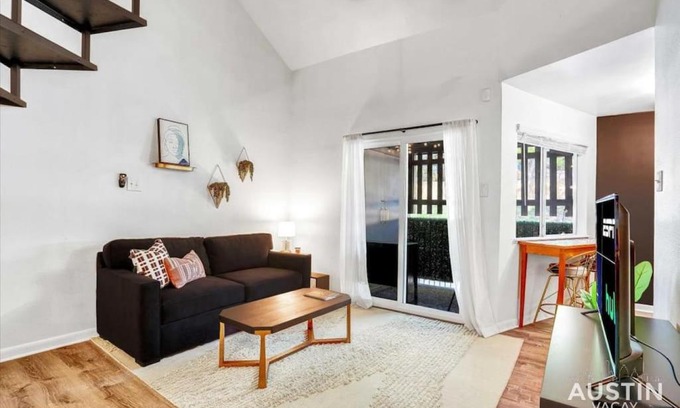 Riverside House | Cool Down On Riverside Free Parking and Shared Pool
