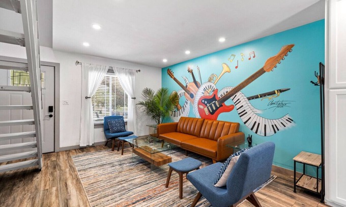 St. Edwards House | Cool Vibes SoCo Townhome!