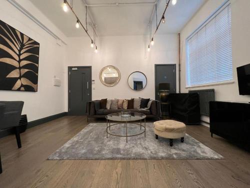 Turnham Green Apartment | Cool warehouse conversion apt in Chiswick London