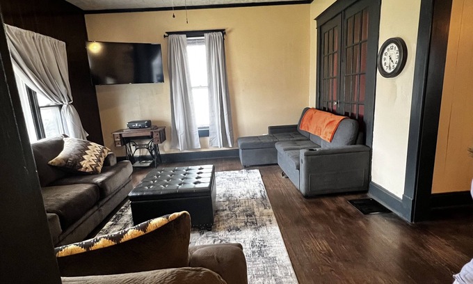 Terre Haute House | Coop’s Coop! Cute little place to relax with family & friends - pet-friendly!