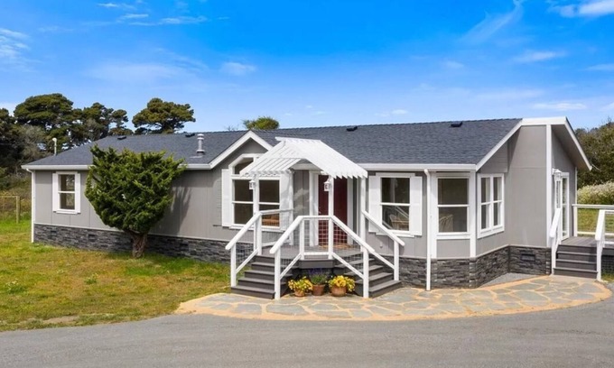 Fort Bragg House | Coracao do Mar has a BRAND NEW hot tub for the perfect coastal getaway!